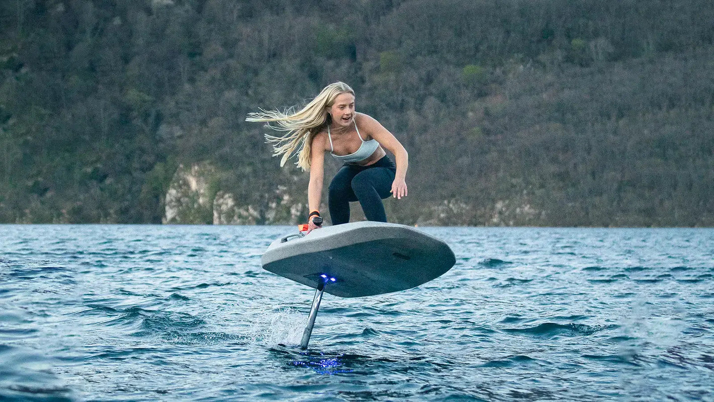 E-foil rider carving on the ocean