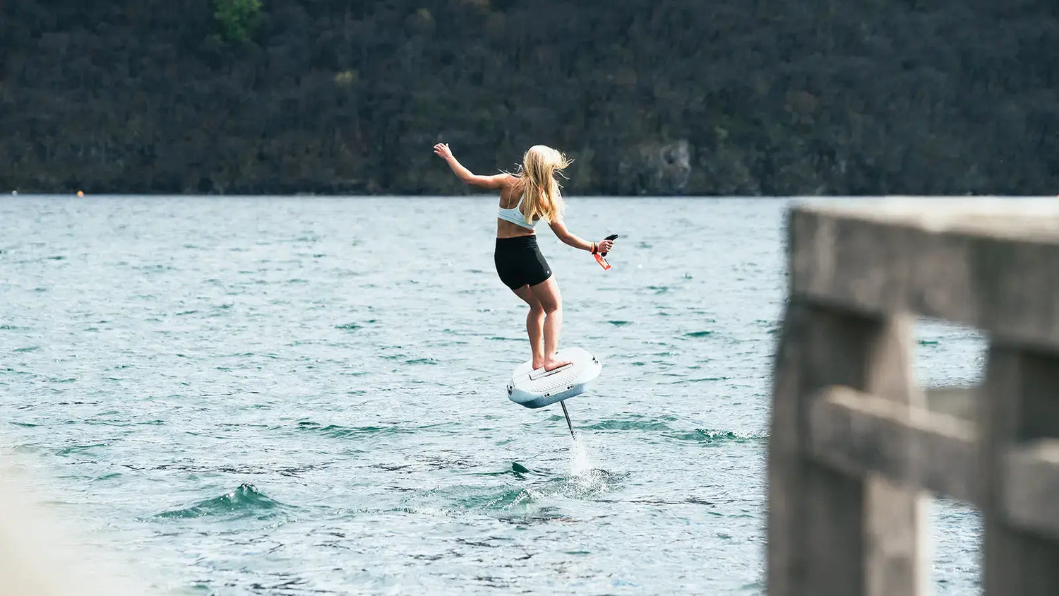 waydoo-flyer-evo-max-plus-efoil-beginner-riding-ocean-scene-04.webp