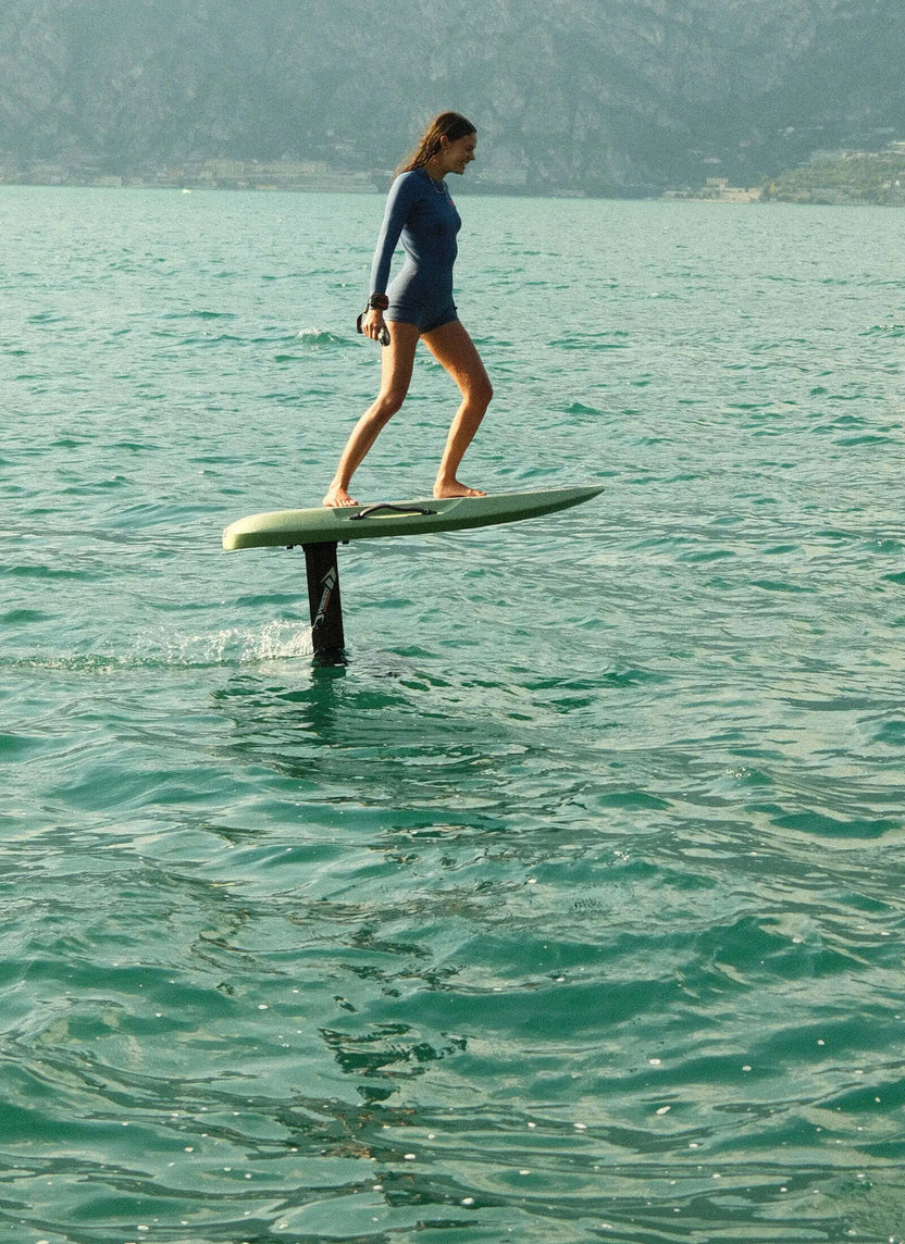 waydoo-lite-efoil-solo-riding-ocean-02.jpeg